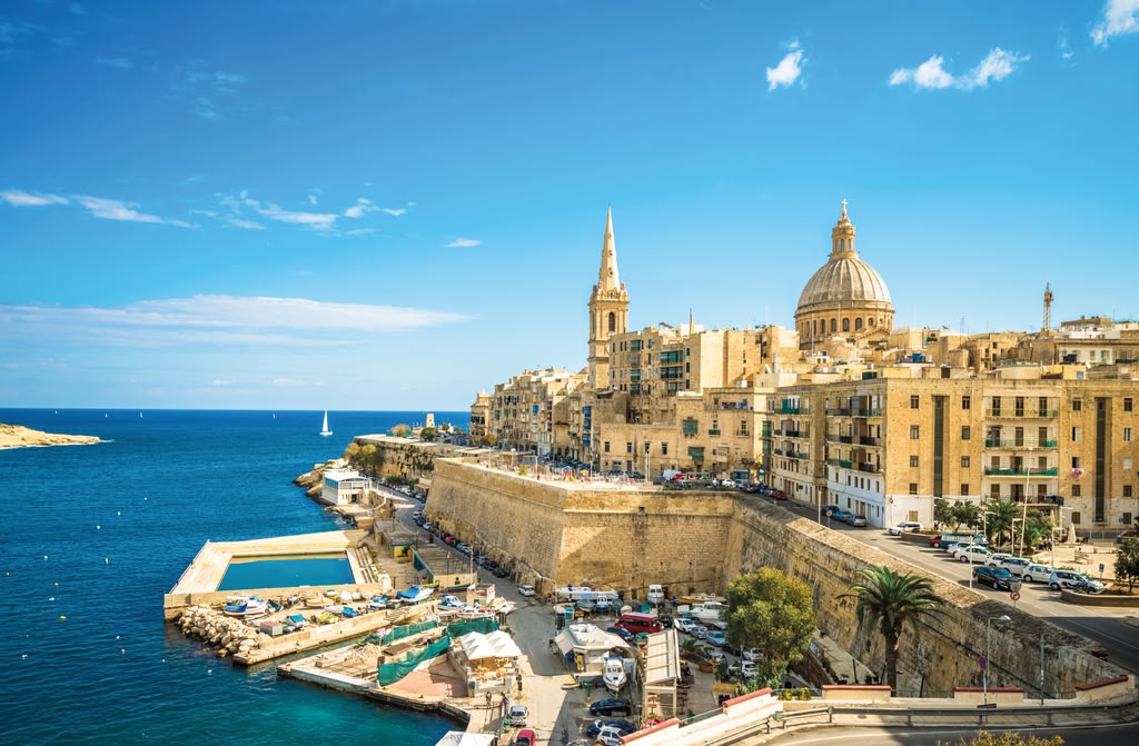 Arquitetura histórica de Valletta à beira do Mediterrâneo em Malta